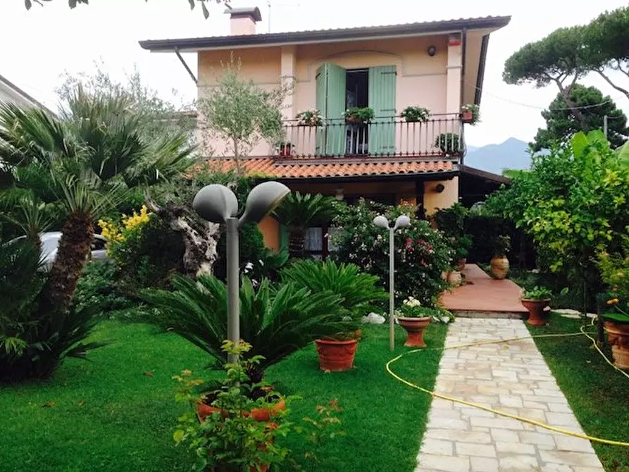 Immagine 1 di Villa in vendita  a Montignoso