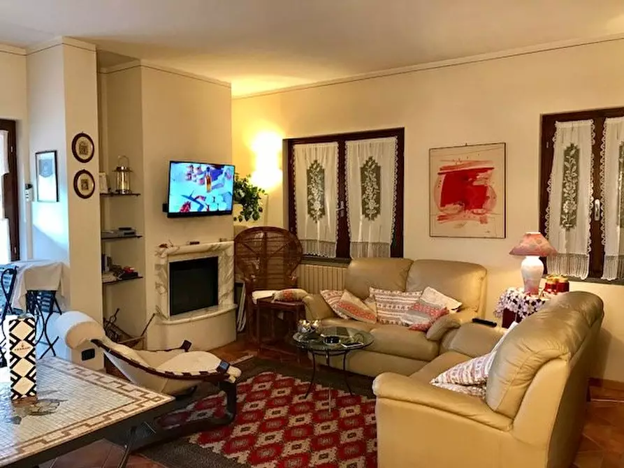 Immagine 3 di Villa in vendita  a Montignoso