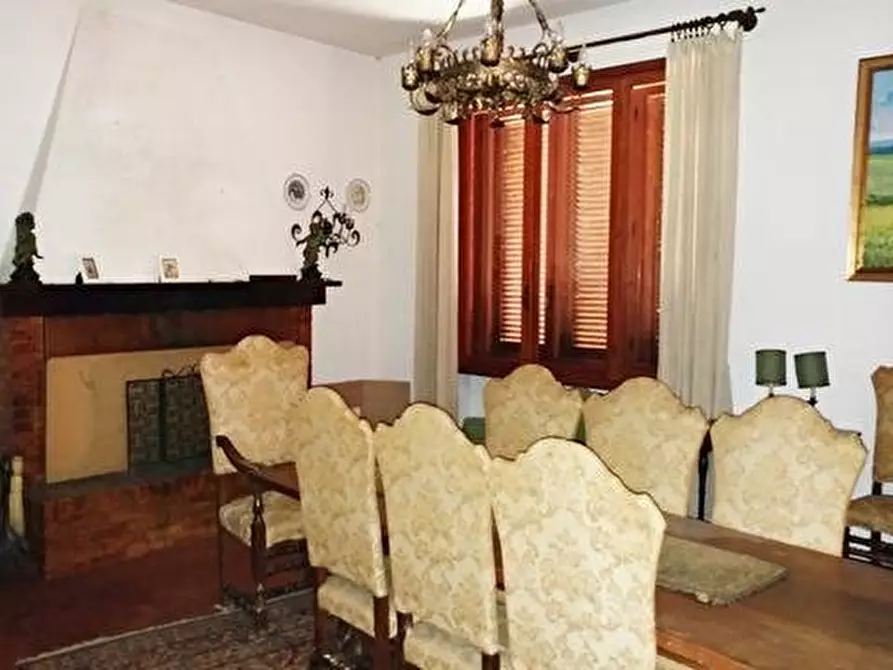 Immagine 2 di Villa in vendita  a Pisa