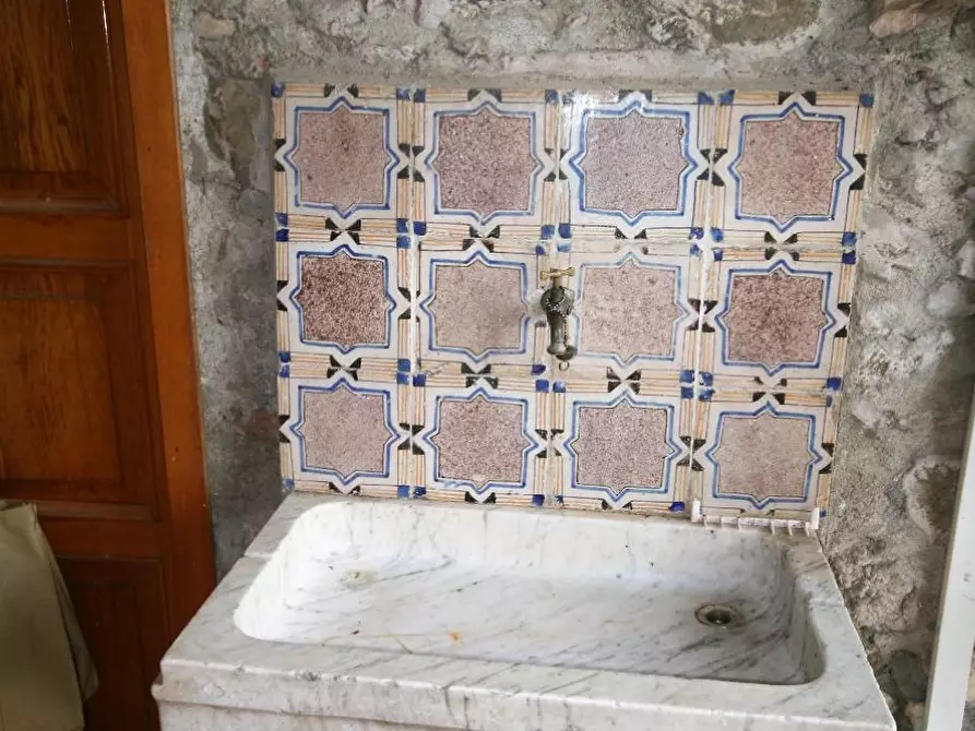 Immagine 43 di Casa colonica in vendita  a Carrara