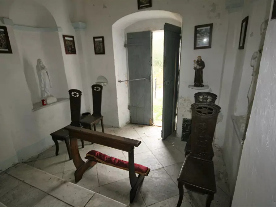 Immagine 83 di Casa colonica in vendita  a Carrara