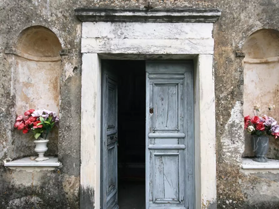 Immagine 80 di Casa colonica in vendita  a Carrara