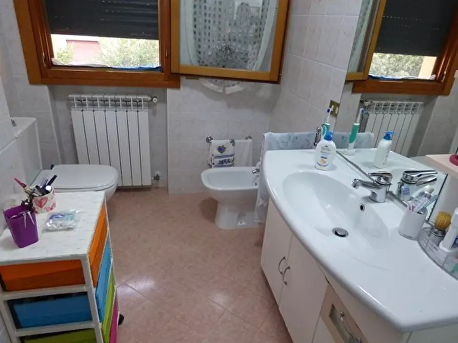 Immagine 6 di Villa in vendita  a Lucca