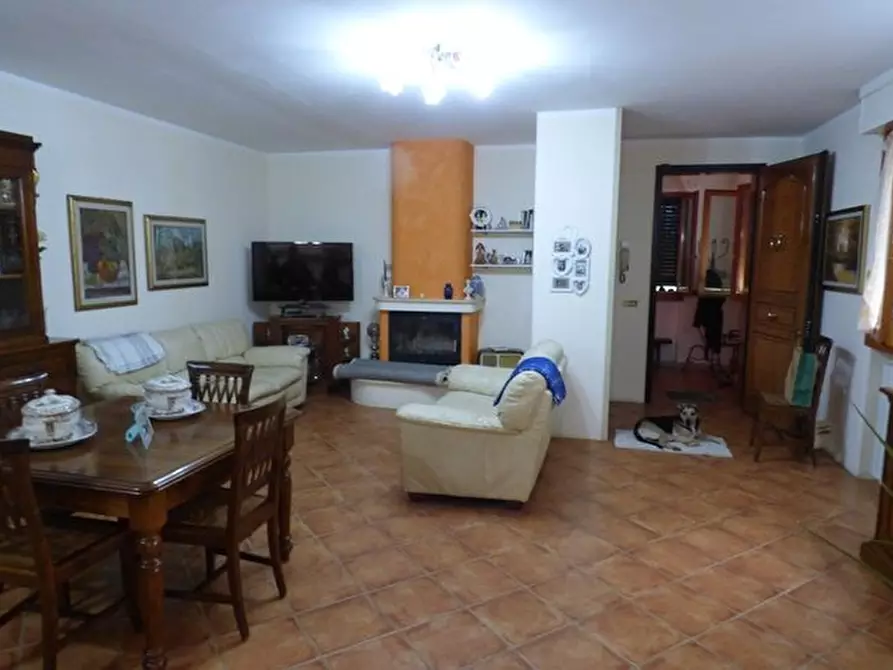 Immagine 4 di Villa in vendita  a Lucca