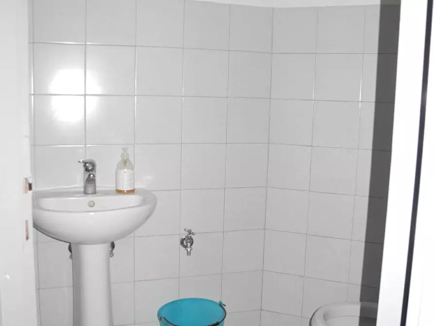 Immagine 12 di Locale commerciale in affitto  a Vinci