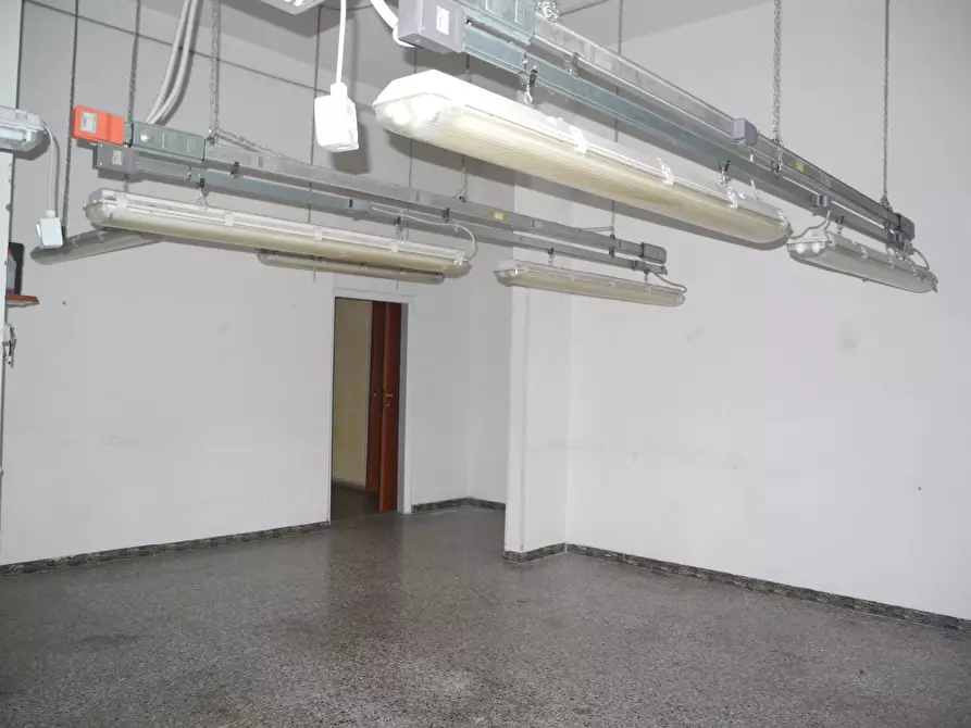 Immagine 6 di Locale commerciale in affitto  a Vinci