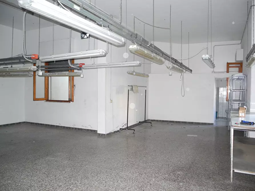 Immagine 4 di Locale commerciale in affitto  a Vinci