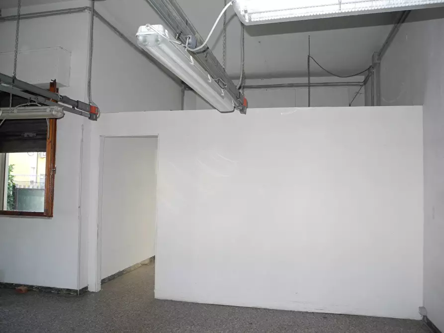 Immagine 11 di Locale commerciale in affitto  a Vinci