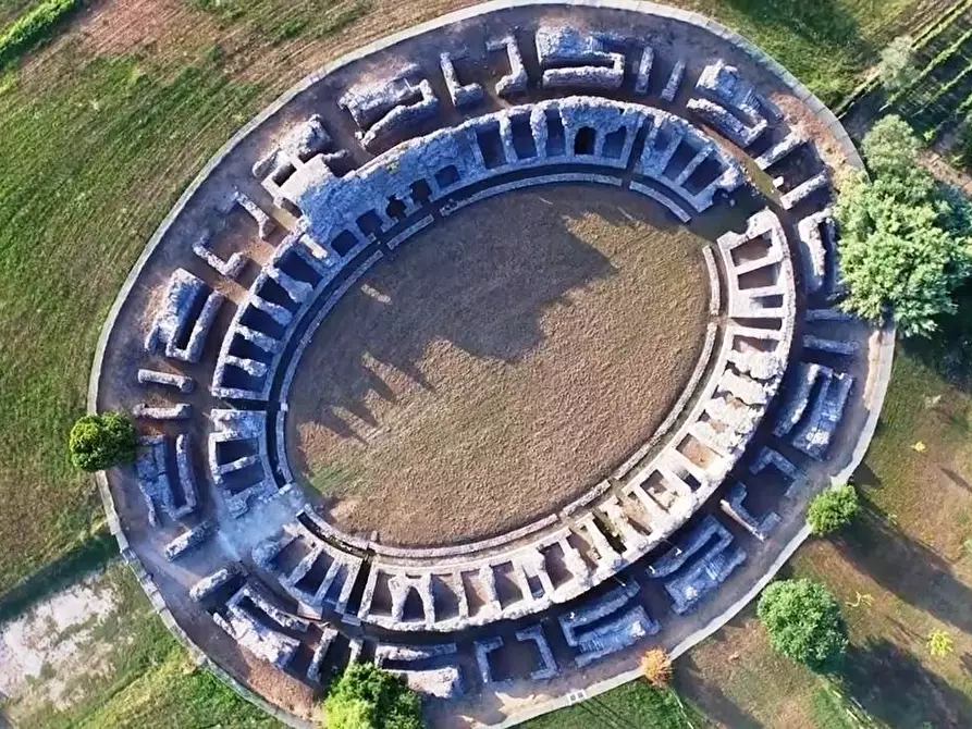 Immagine 18 di Appartamento in vendita  a Ortonovo