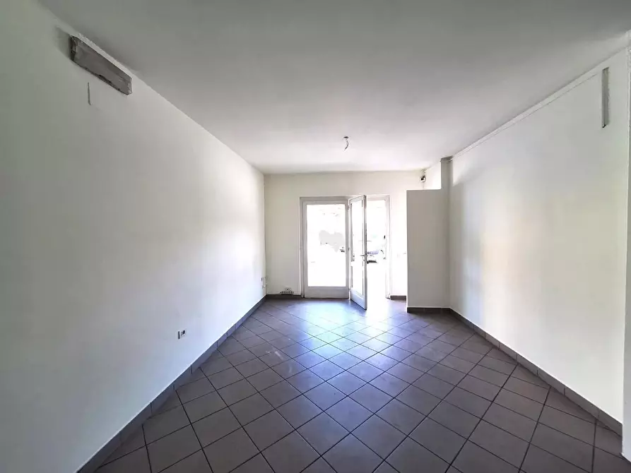 Immagine 6 di Locale commerciale in affitto  a Capannori