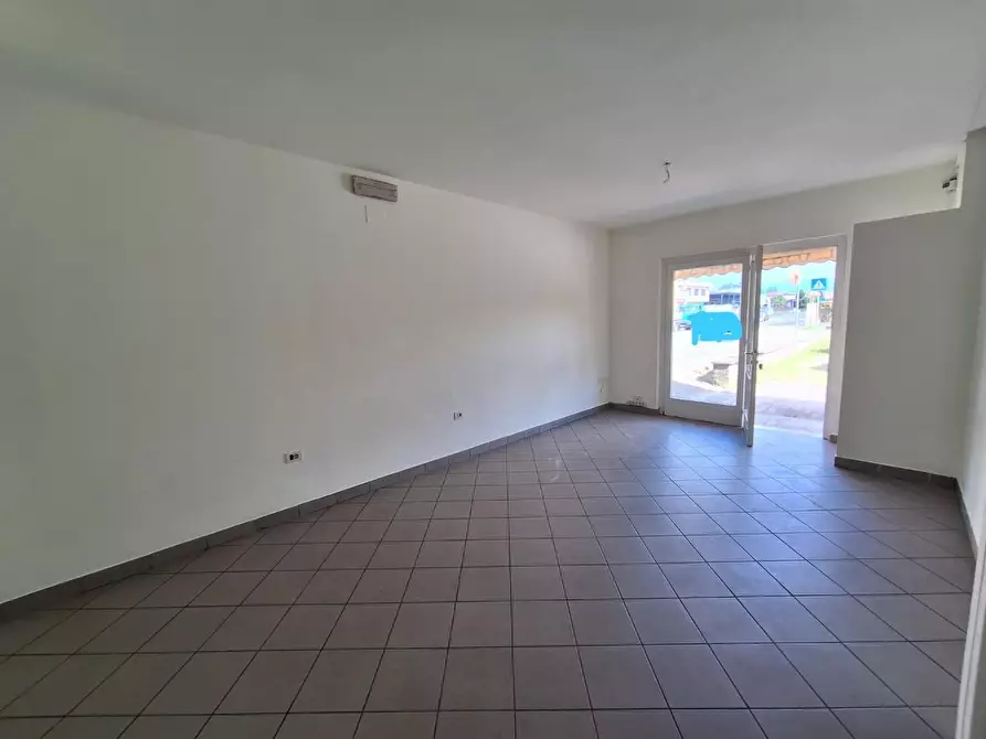 Immagine 5 di Locale commerciale in affitto  a Capannori