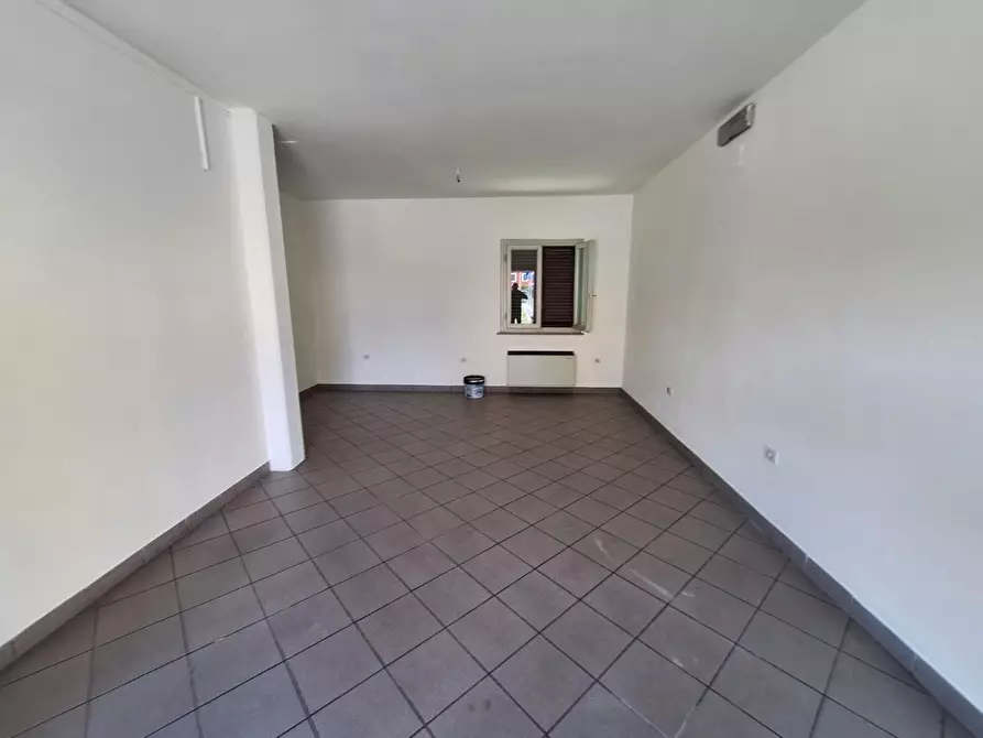 Immagine 7 di Locale commerciale in affitto  a Capannori