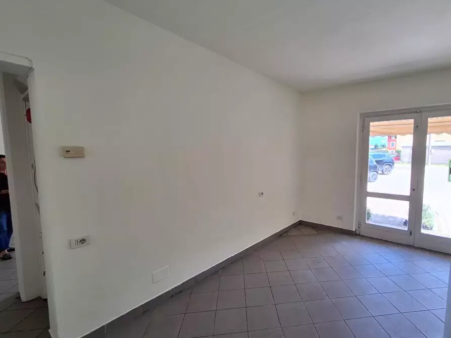 Immagine 8 di Locale commerciale in affitto  a Capannori