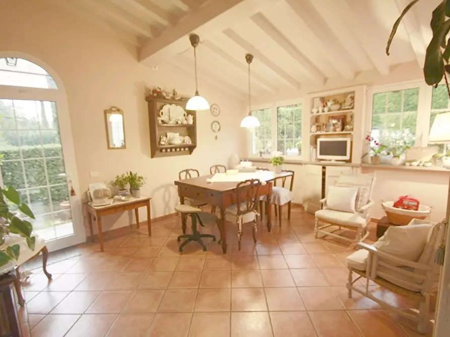 Immagine 10 di Villa in vendita  a Lucca