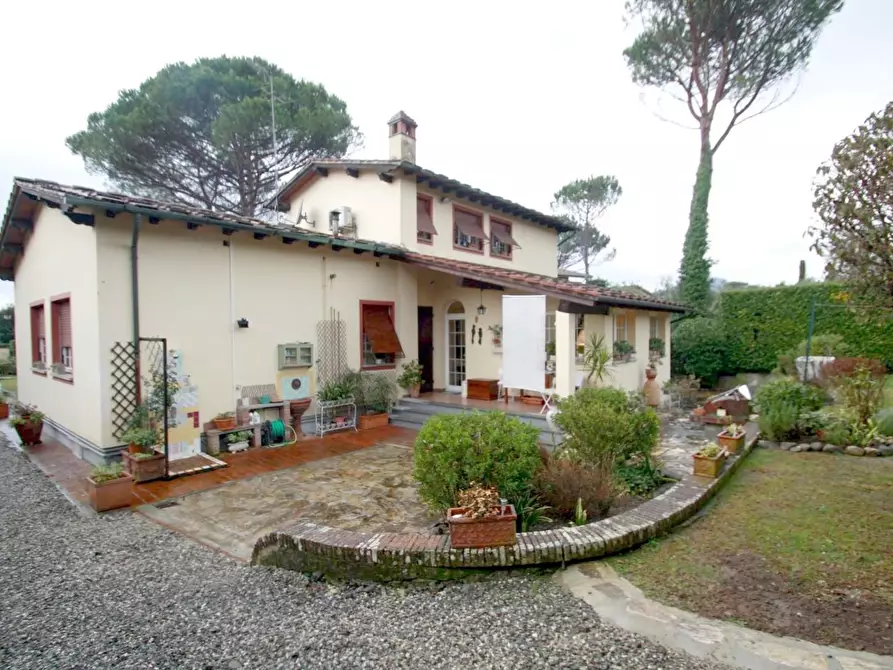 Immagine 41 di Villa in vendita  a Lucca