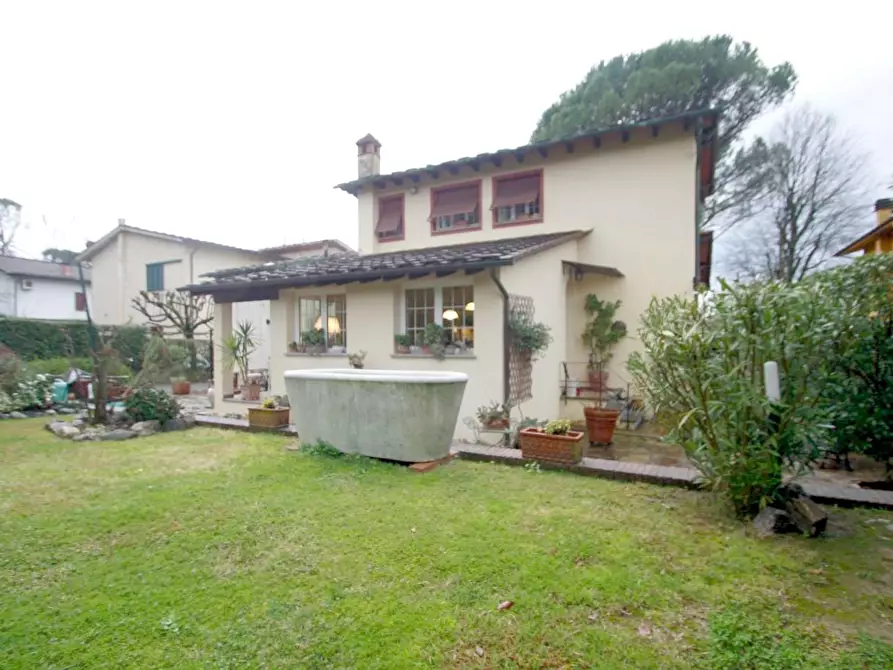 Immagine 43 di Villa in vendita  a Lucca