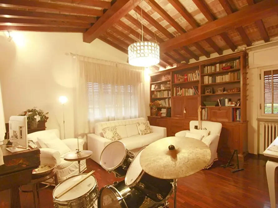 Immagine 3 di Villa in vendita  a Lucca