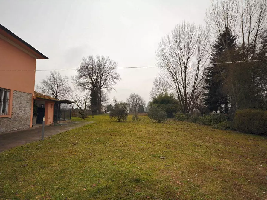 Immagine 2 di Villa in vendita  a Capannori