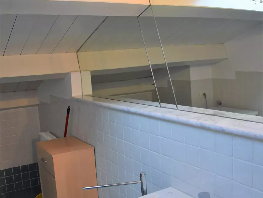 Immagine 17 di Mansarda in affitto  a Massa