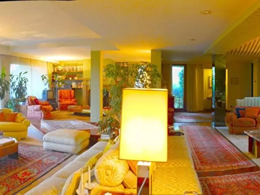 Immagine 15 di Villa in vendita  a Lucca