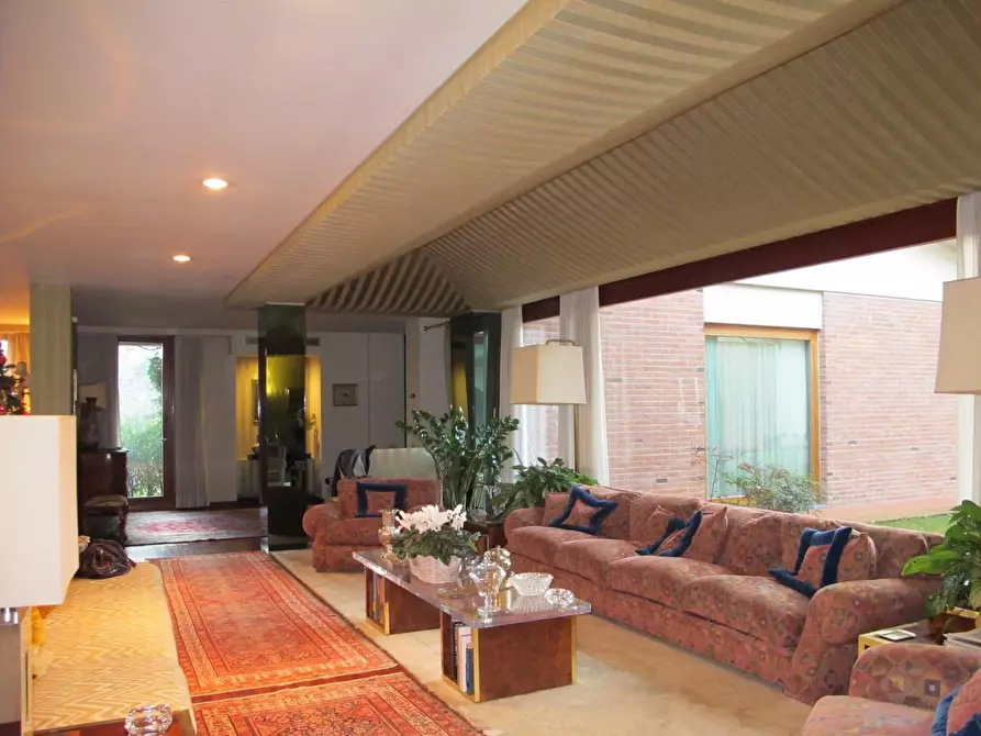 Immagine 28 di Villa in vendita  a Lucca