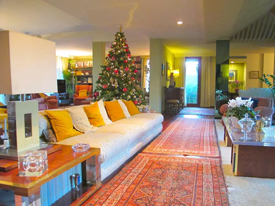 Immagine 38 di Villa in vendita  a Lucca