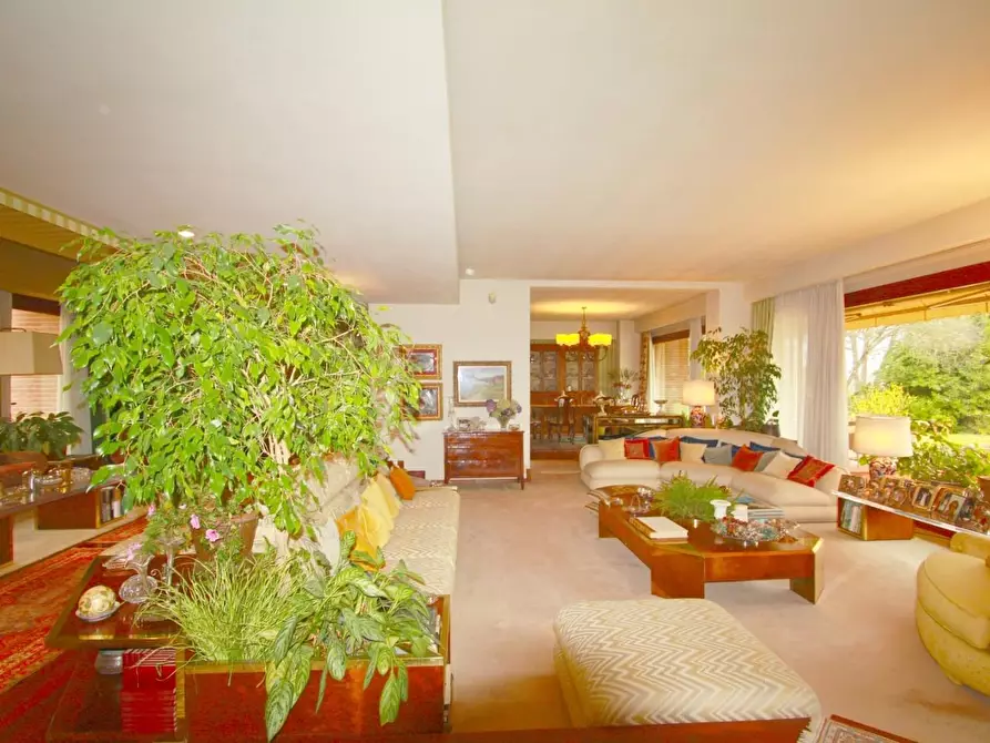 Immagine 11 di Villa in vendita  a Lucca