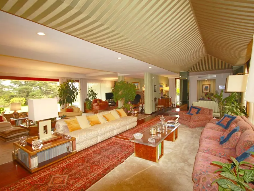 Immagine 3 di Villa in vendita  a Lucca