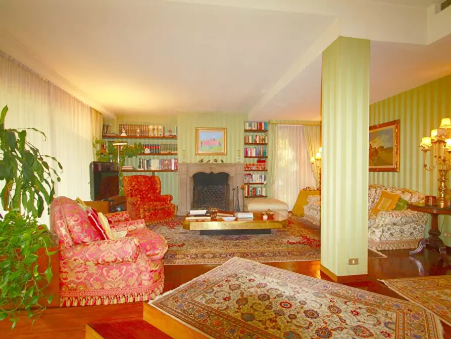 Immagine 7 di Villa in vendita  a Lucca