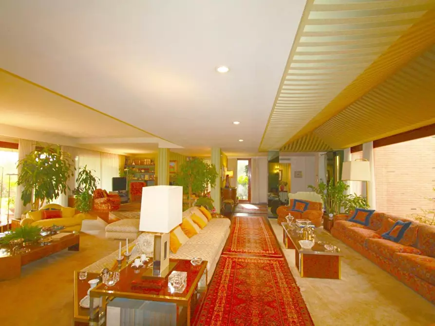 Immagine 4 di Villa in vendita  a Lucca