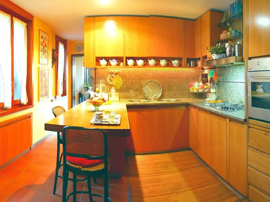 Immagine 18 di Villa in vendita  a Lucca