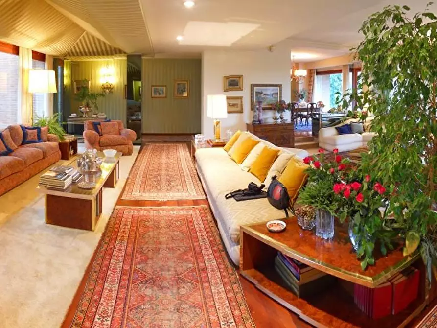 Immagine 14 di Villa in vendita  a Lucca