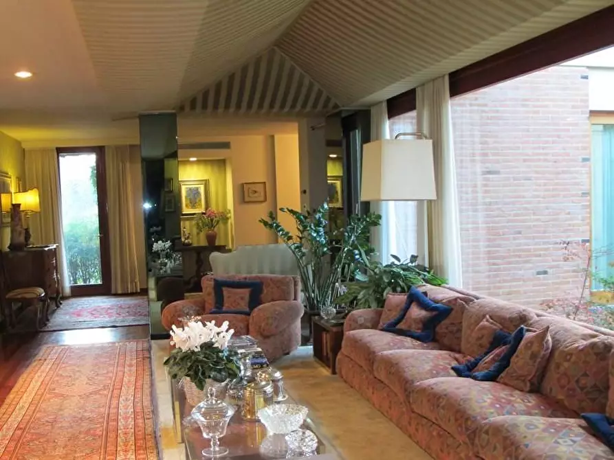 Immagine 37 di Villa in vendita  a Lucca