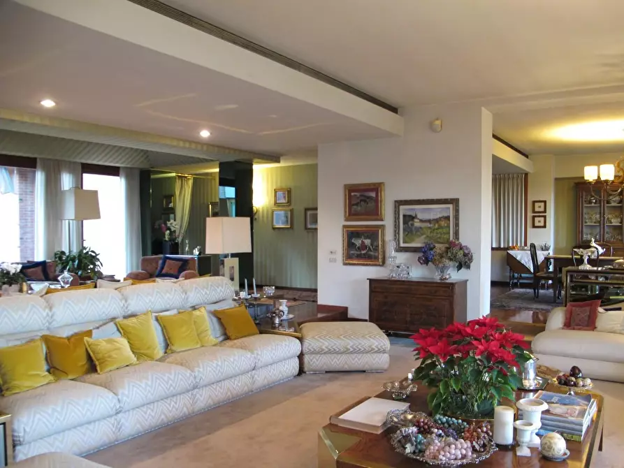 Immagine 33 di Villa in vendita  a Lucca