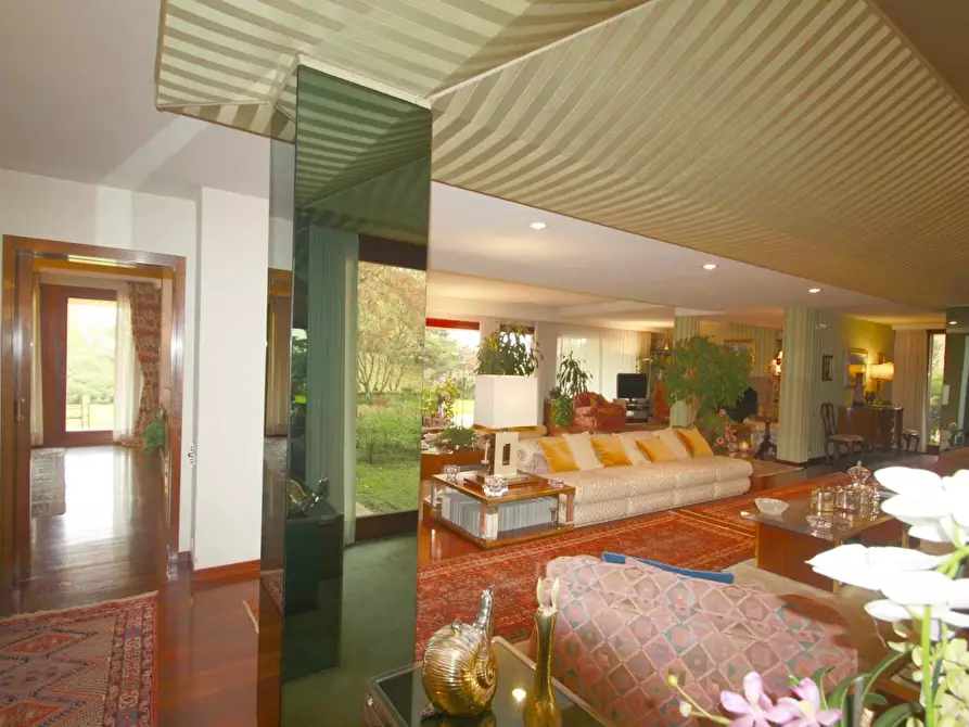 Immagine 10 di Villa in vendita  a Lucca