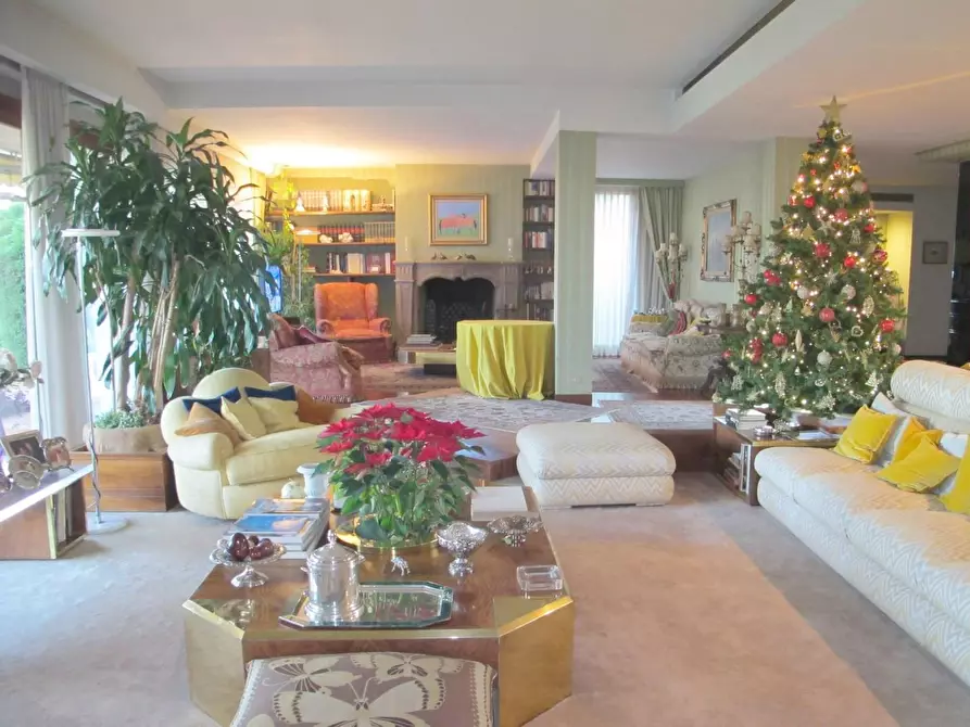 Immagine 27 di Villa in vendita  a Lucca