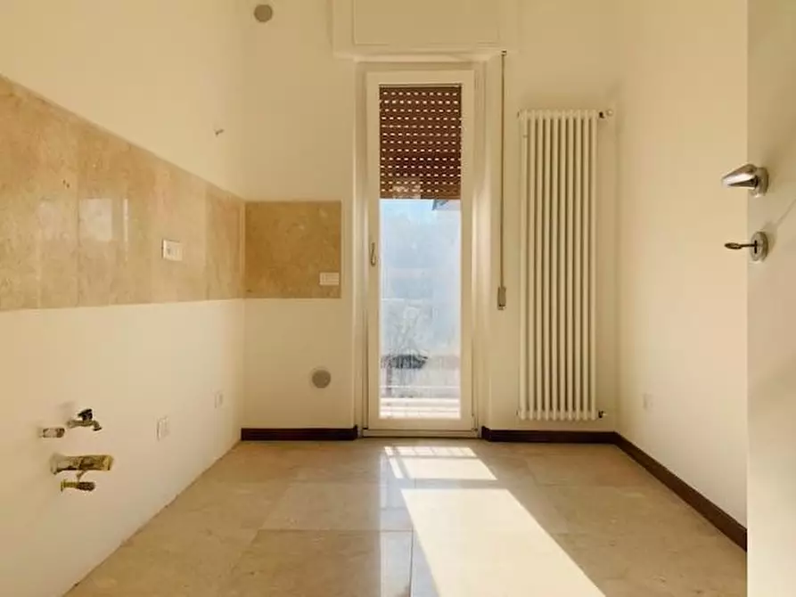 Immagine 23 di Mansarda in vendita  a Carrara