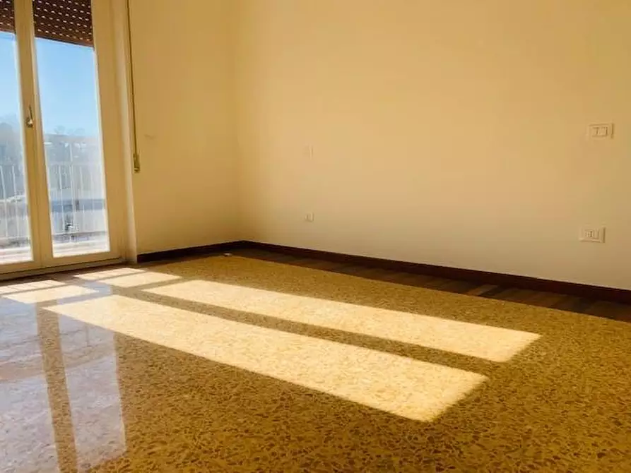 Immagine 10 di Mansarda in vendita  a Carrara