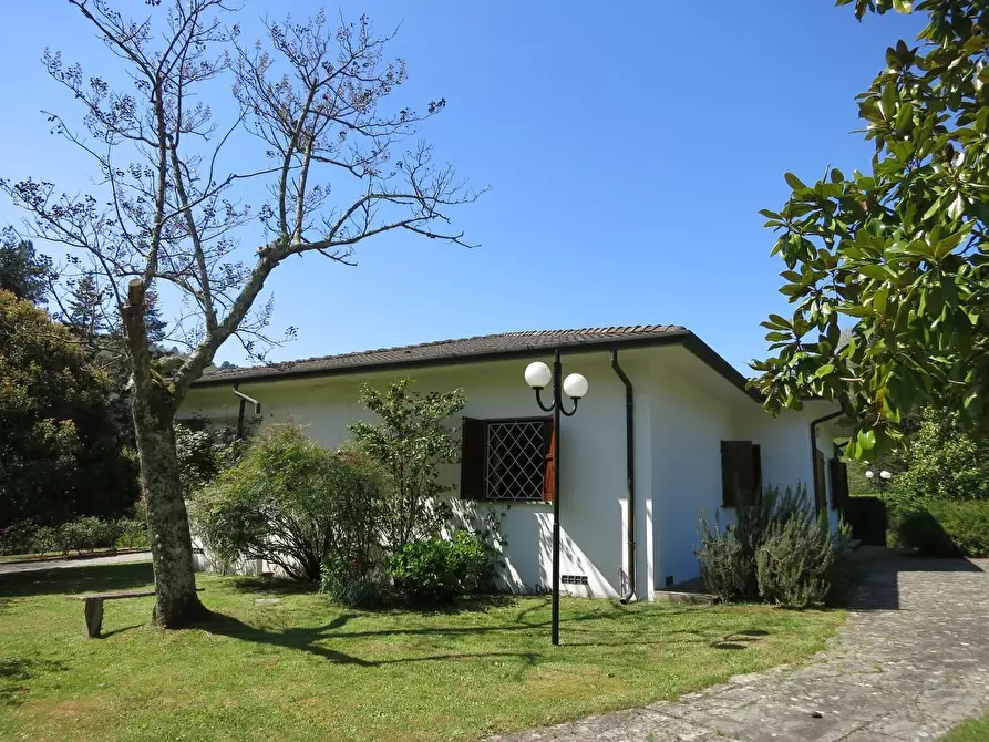 Immagine 37 di Villa in vendita  a Pescaglia