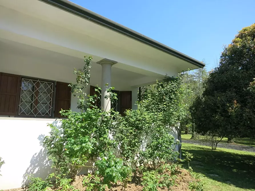 Immagine 50 di Villa in vendita  a Pescaglia