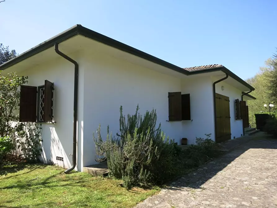 Immagine 38 di Villa in vendita  a Pescaglia