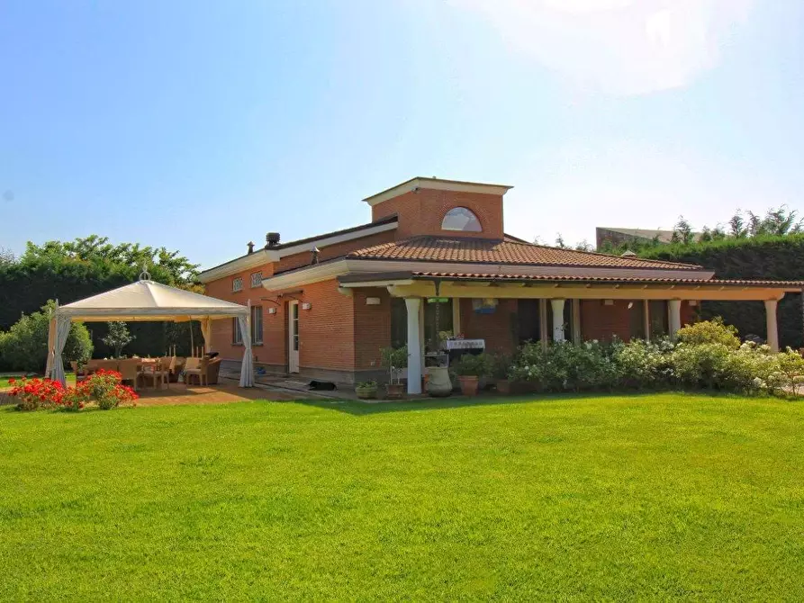 Immagine 16 di Villa in vendita  a Lucca