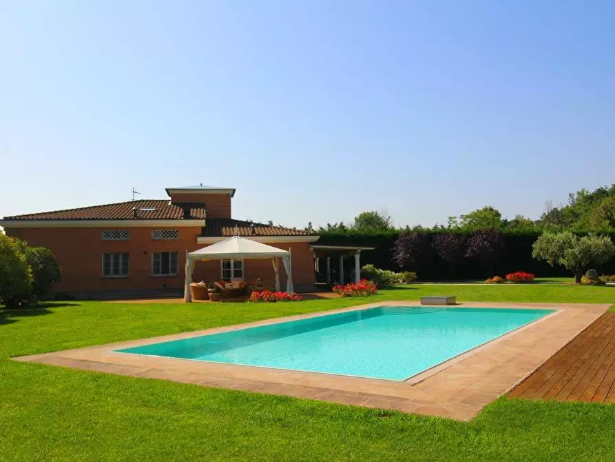 Immagine 17 di Villa in vendita  a Lucca