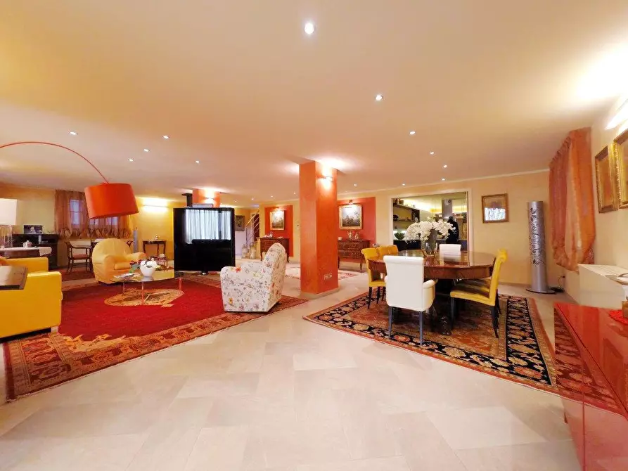 Immagine 4 di Villa in vendita  a Lucca