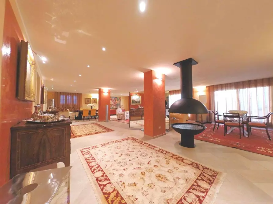 Immagine 6 di Villa in vendita  a Lucca