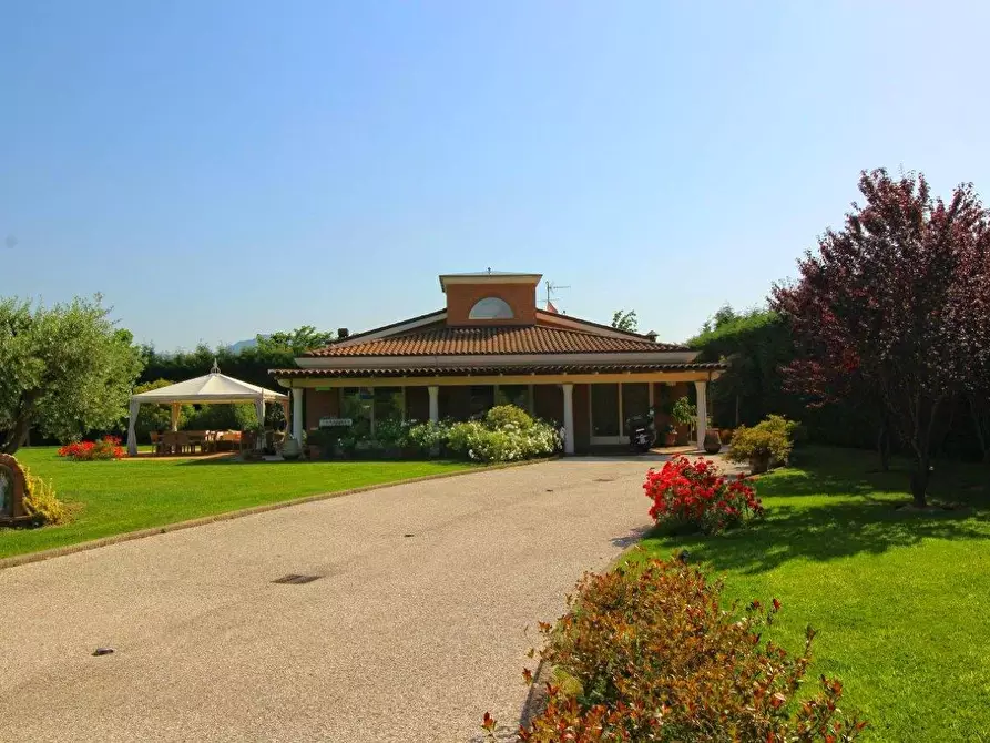 Immagine 15 di Villa in vendita  a Lucca
