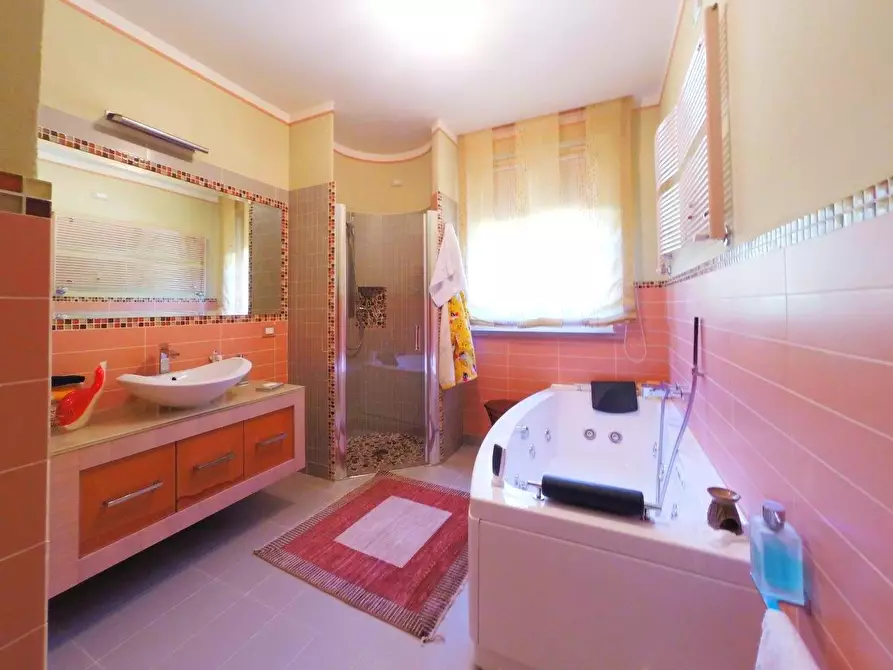 Immagine 13 di Villa in vendita  a Lucca