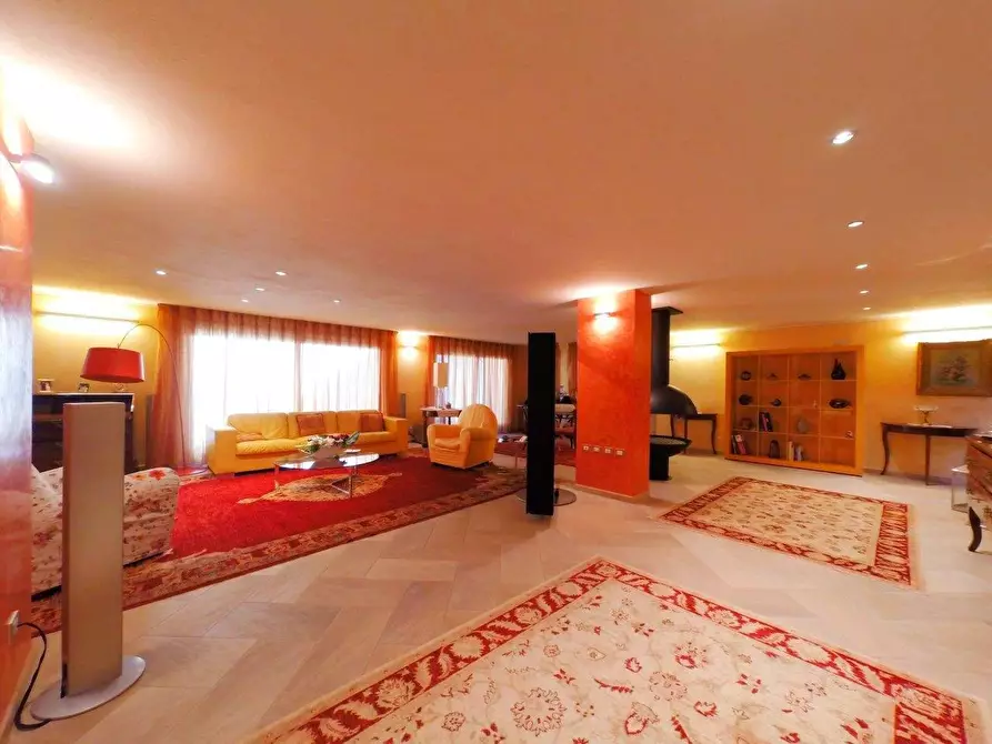 Immagine 5 di Villa in vendita  a Lucca