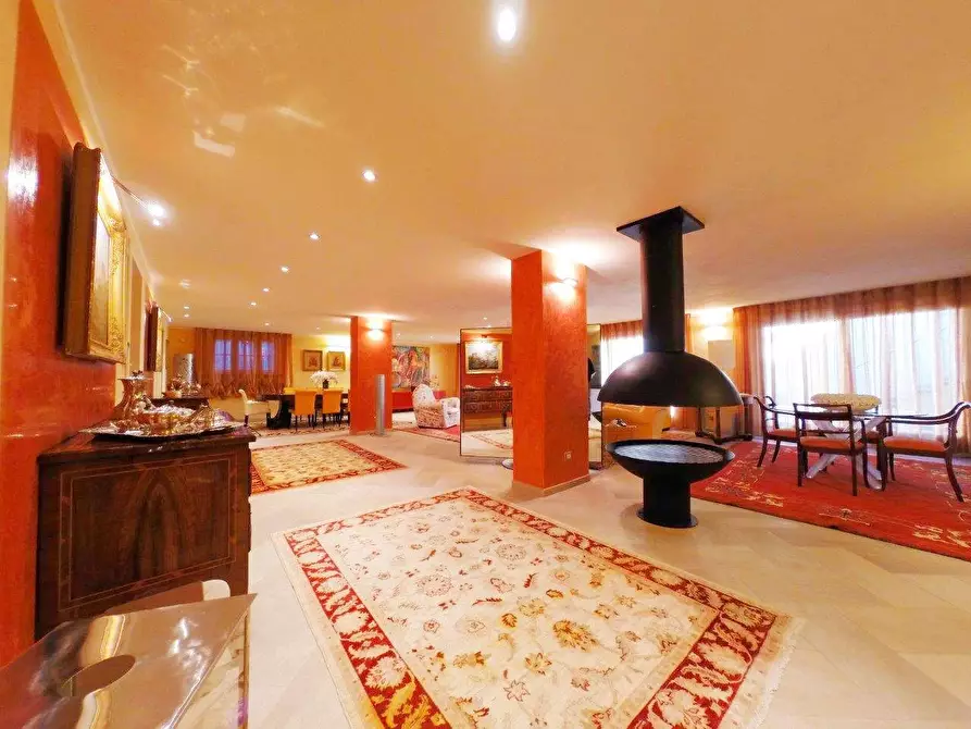 Immagine 7 di Villa in vendita  a Lucca