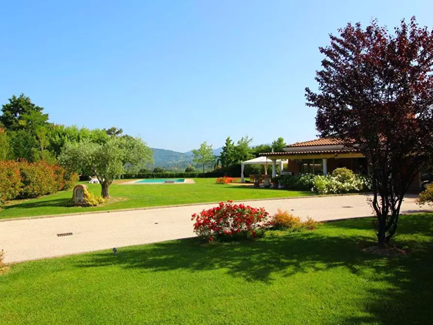 Immagine 14 di Villa in vendita  a Lucca